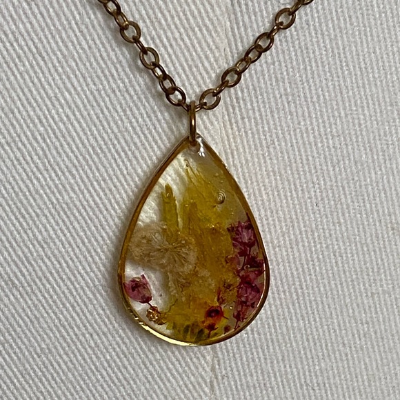 Vintage Press Flower Necklace - Picture 10 of 12